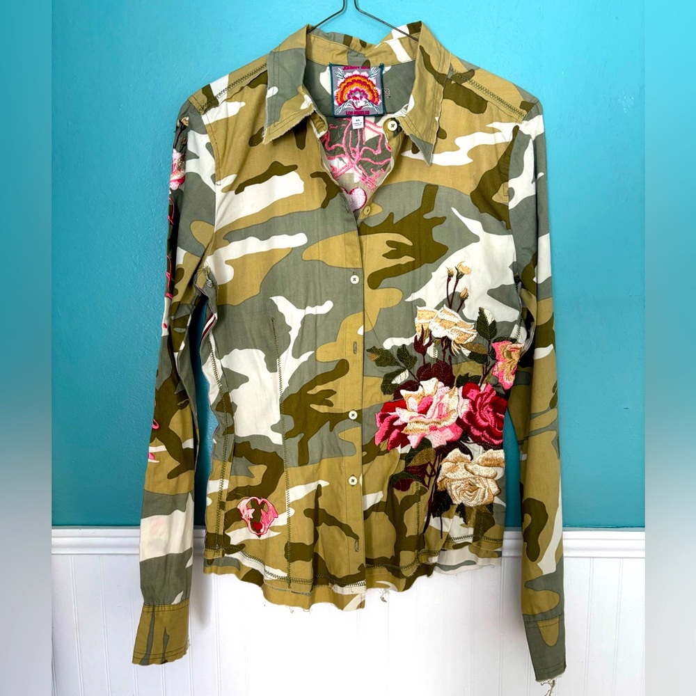 JOHNNY WAS 3J EMBROIDERED WORKSHOP DESIGNER CAMO LONG SLEEVE TOP
